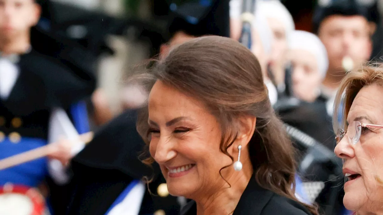 Sonriente y discreta: Paloma Rocasolano, fiel a los premios Princesa de Asturias con su amuleto para este gran día, unos pendientes de perlas que ya son tradición