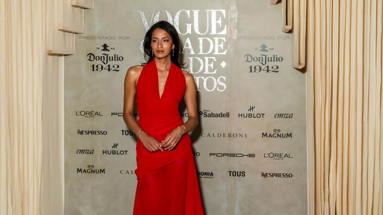 Trinidad González de Secreto del Río lleva un vestido rojo en la Gala Día de Muertos Vogue 2024