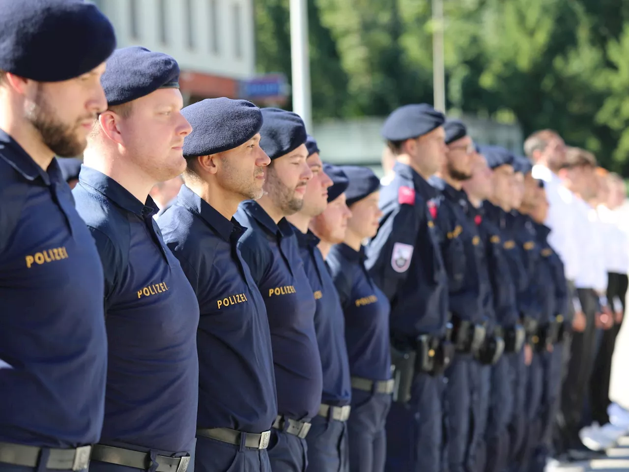 Polizei Vorarlberg: Angelobung und Beförderung von Beamten vor der St.-Martin-Kirche in Dornbirn