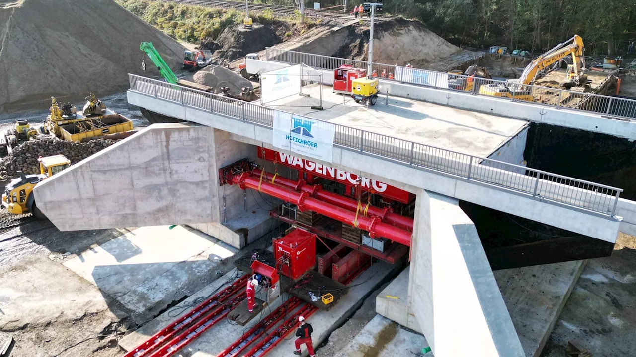 Neue Eisenbahnbrücke wird in Rheine eingeschoben