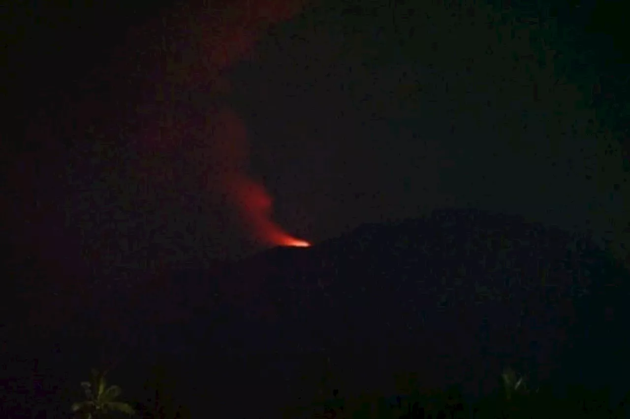 Gunung Ibu di Halbar-Maluku keluarkan kolom abu setinggi 800 meter