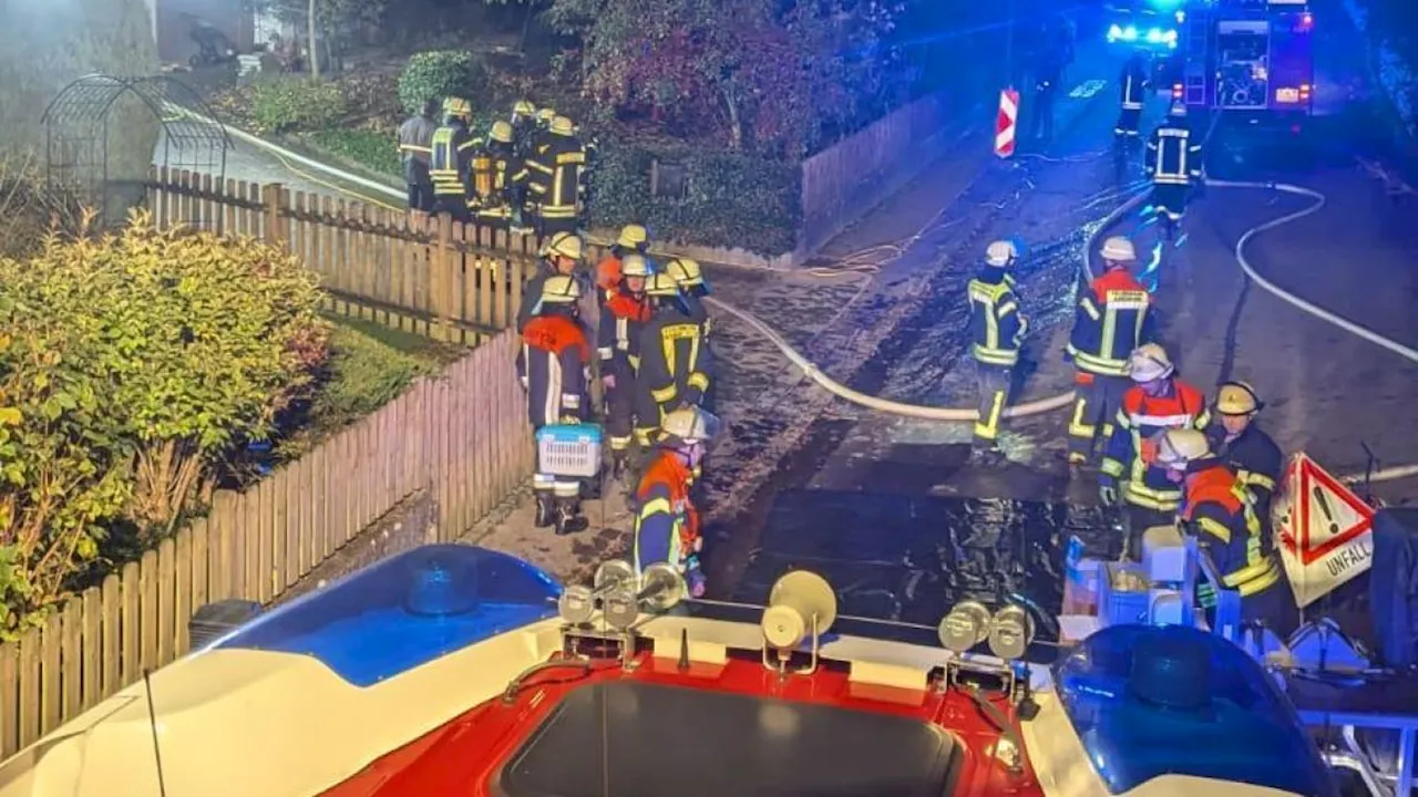 Bei einem Feuer in einer leeren Wohnung in Bonstetten sind drei Feuerwehren im Einsatz