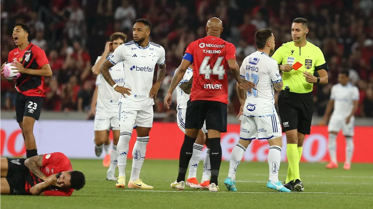 Atacante do Cruzeiro é expulso aos 4 segundos de jogo contra o Athletico-PR