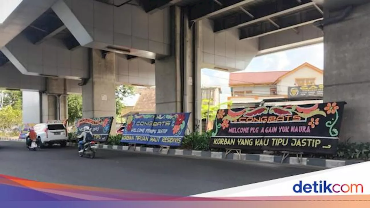 Karangan Bunga Sambut Selebgram Alnaura di Depan Kejari Palembang