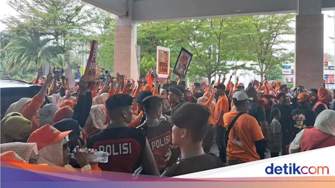 Pendukung Paslon Pilwalkot Makassar 'Perang' Yel-yel di Luar Lokasi Debat