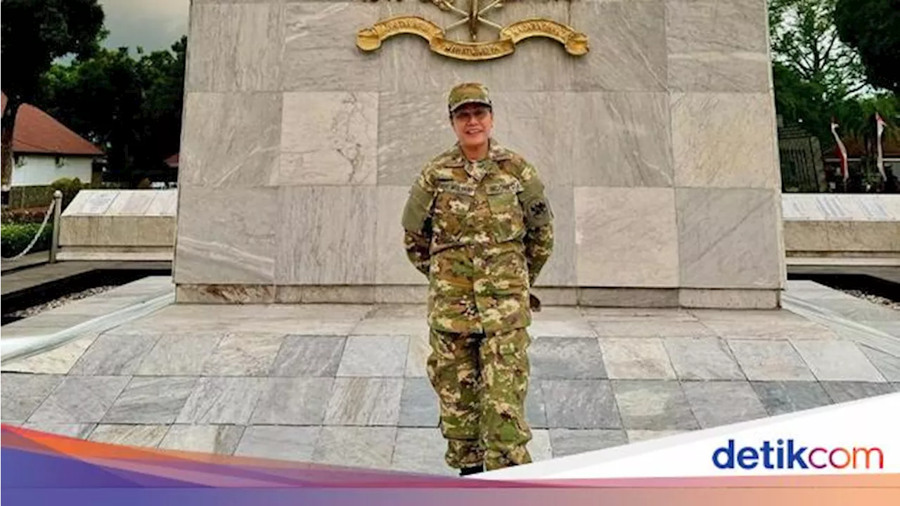 Sri Mulyani Berseragam Loreng & Foto Depan Patung Jenderal Soedirman