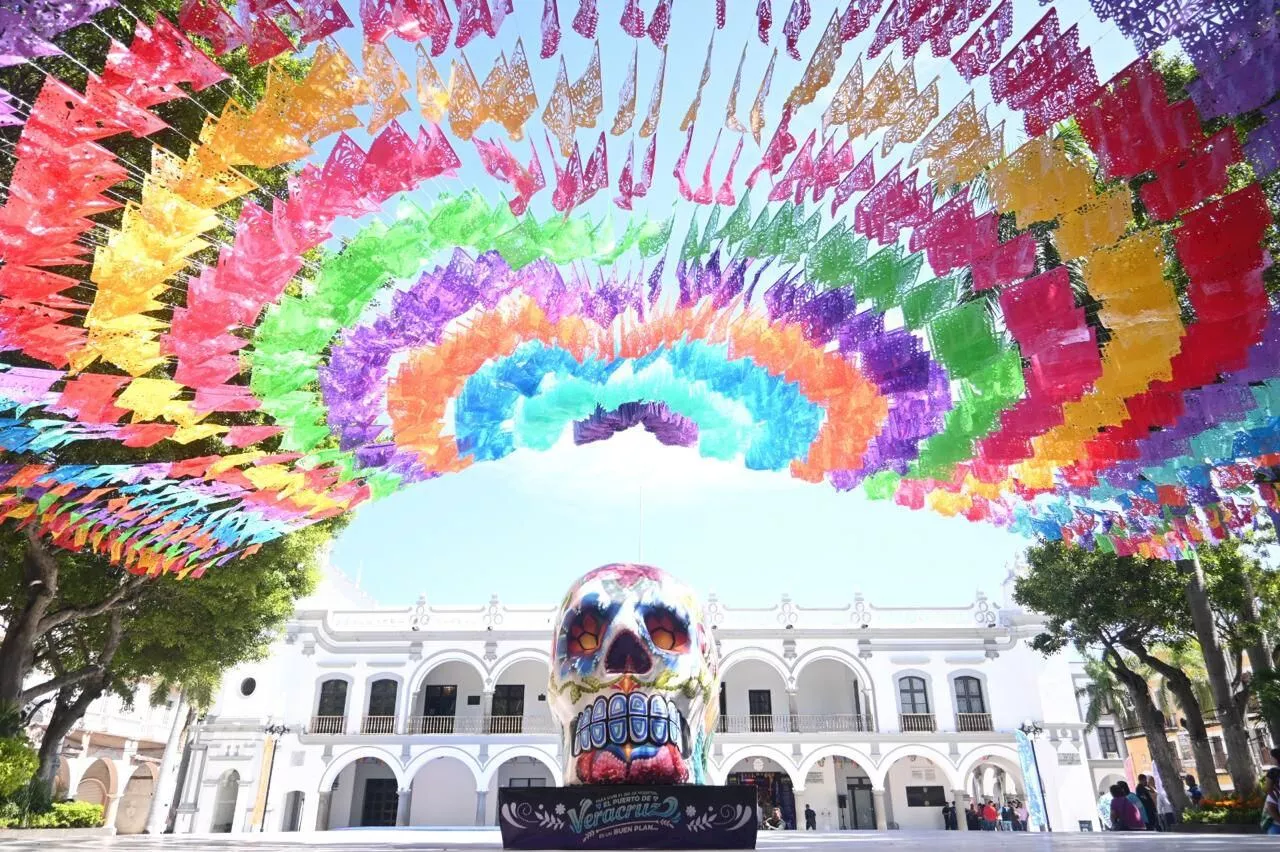 Día de Muertos llega al Puerto de Veracruz; ofrendas, catrinas, calaveras y papel picado embellecen su zócalo