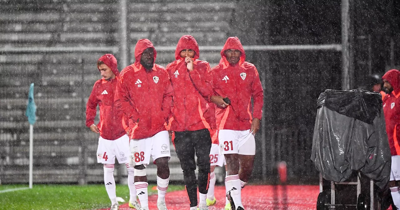 Ajaccio-Bastia d'abord arrêté après des incidents en tribunes, puis par la météo