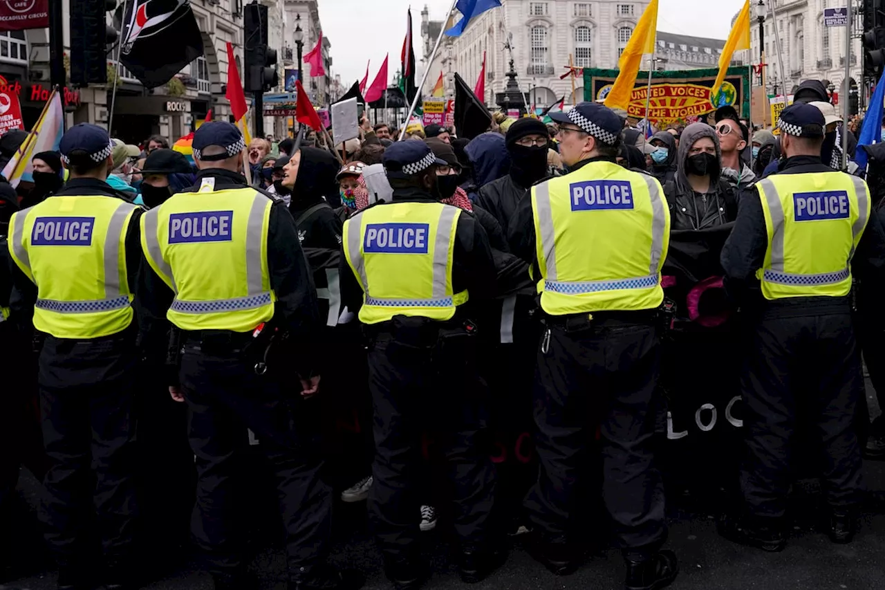 Heavy police presence in London amid anti-immigrant and opposing anti-racism protests