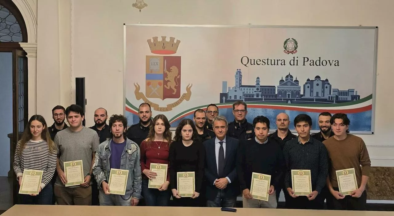 Padova, 7 giovani si gettano in acqua di notte e salvano una donna caduta nel fiume Bacchiglione: il questore