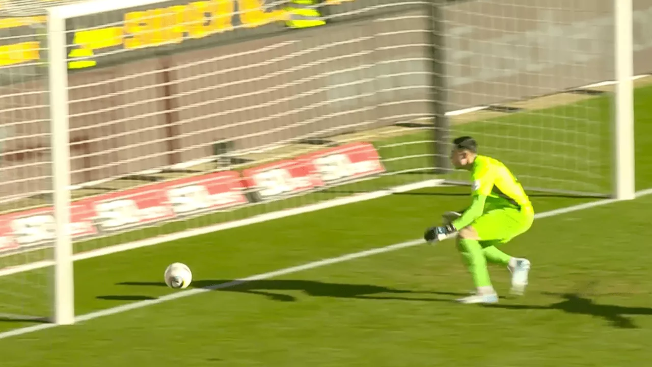 Kurioses Eigentor: Aachen-Keeper Bördner lässt ihn durchrutschen