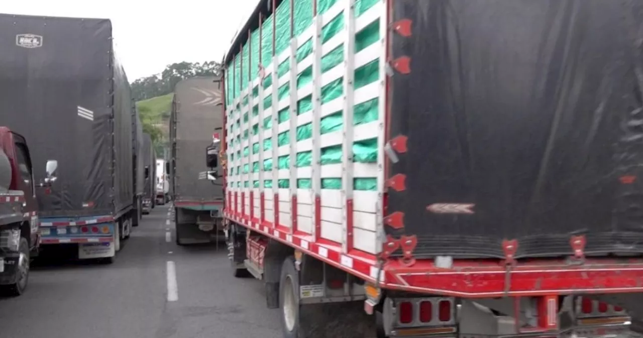 Campesinos levantan paro y vías de Santander