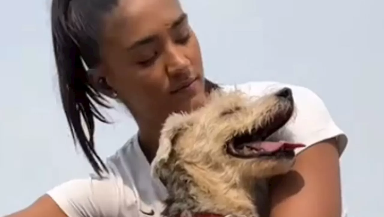 Mentre fa ginnastica al parco, un cane senza occhi le si avvicina e fa il gesto più affettuoso della sua vita