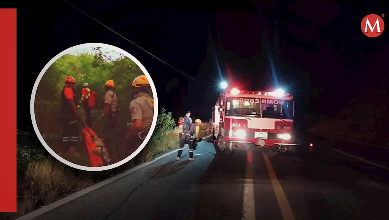 Mueren dos personas al caer a barranco en una camioneta en Jalisco