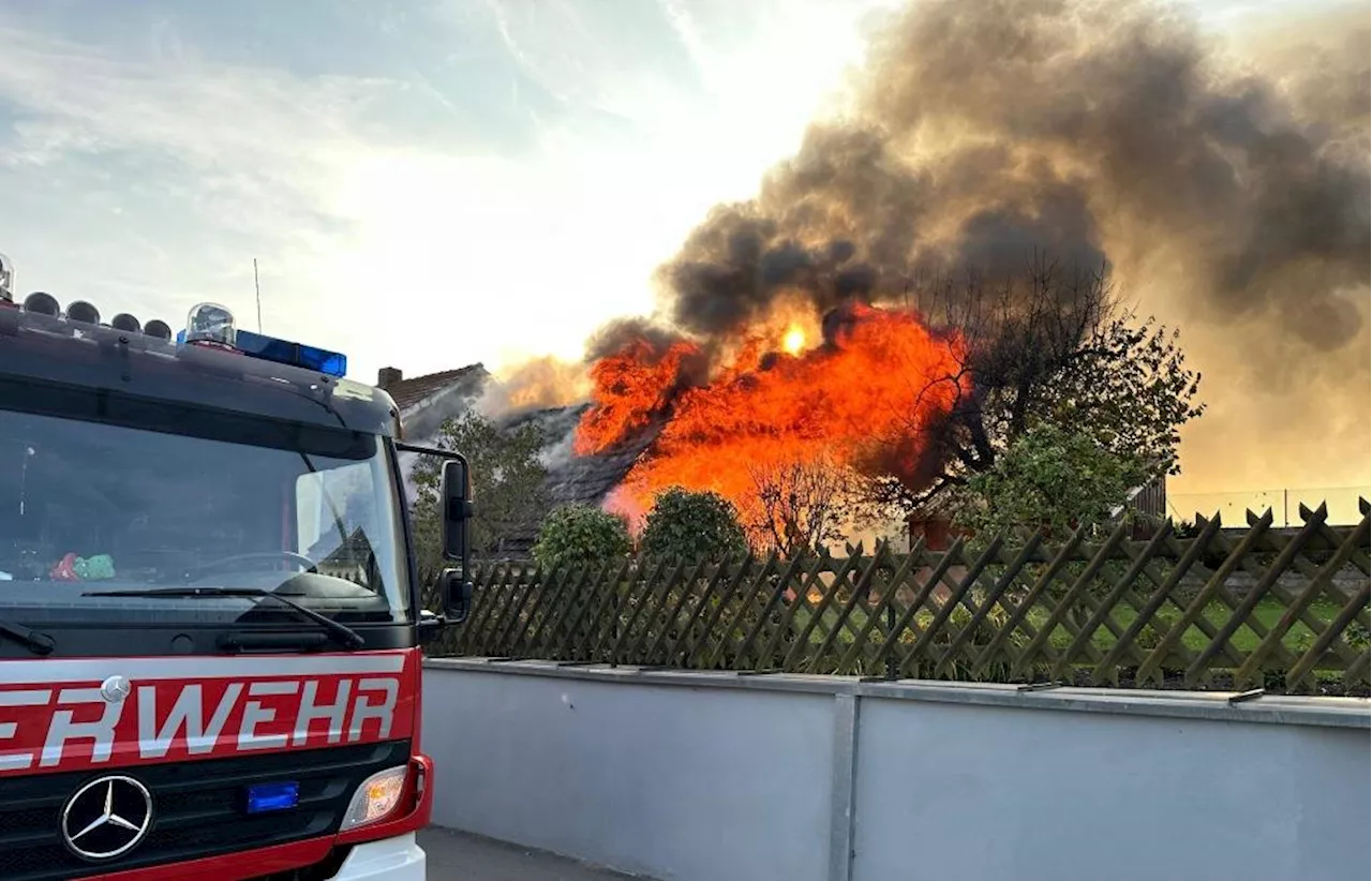 Dachstuhl in Vollbrand: Garage in Walderbach wird ein Raub der Flammen