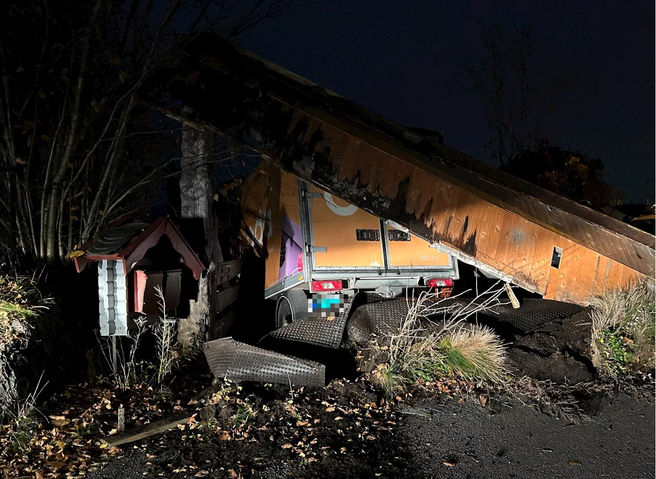 – Varebil dro med seg deler av et hus