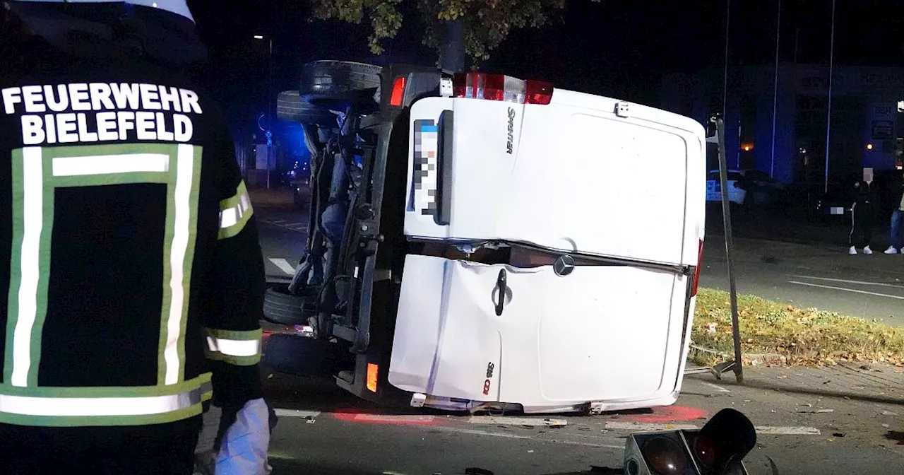 Sprinter stürzt auf die Seite: Drei Verletzte bei schwerem Unfall in Bielefeld