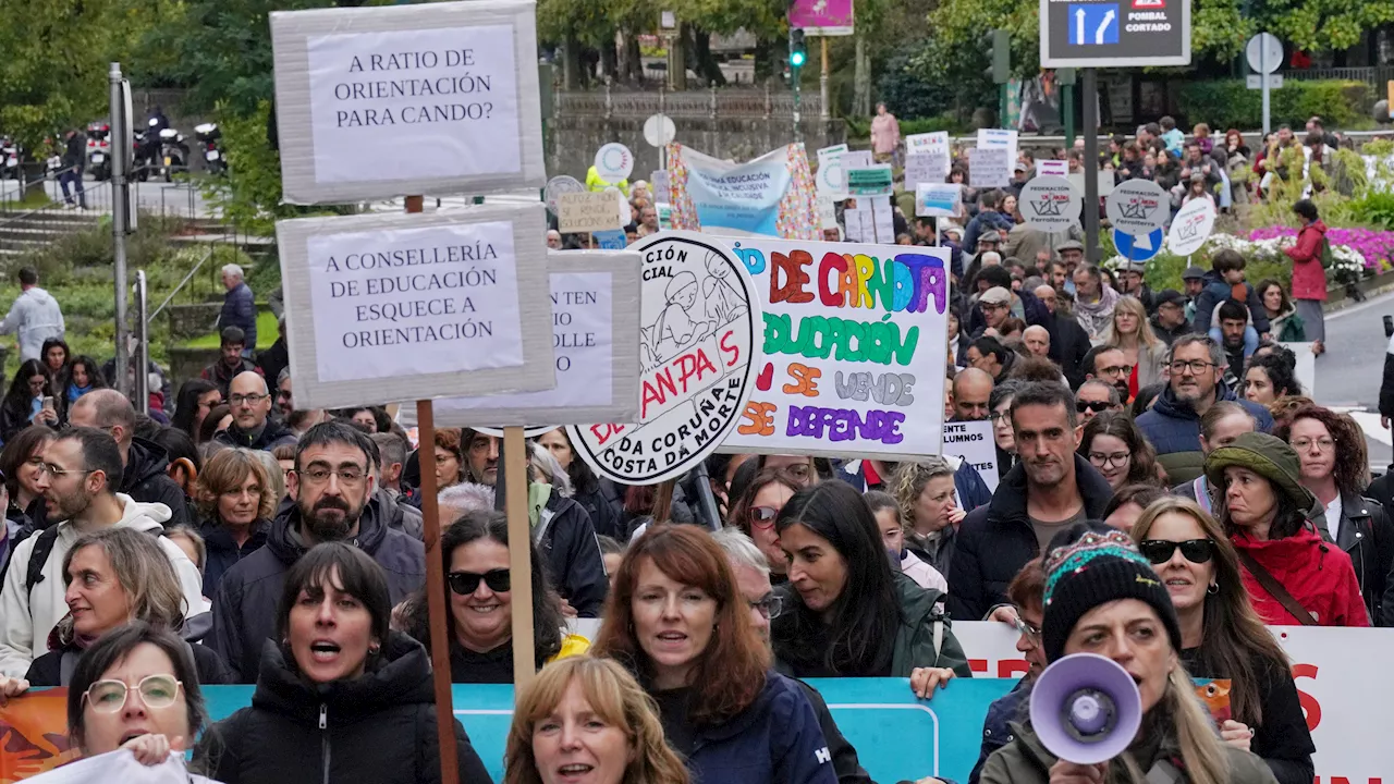 Una marcha masiva en Santiago reclama más docentes y el fin de los 'recortes' de la Xunta en Educación