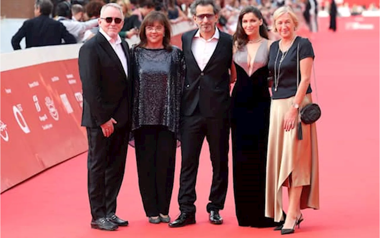 Festa del Cinema di Roma 2024, sul red carpet di chiusura risplende Laetitia Casta. FOTO