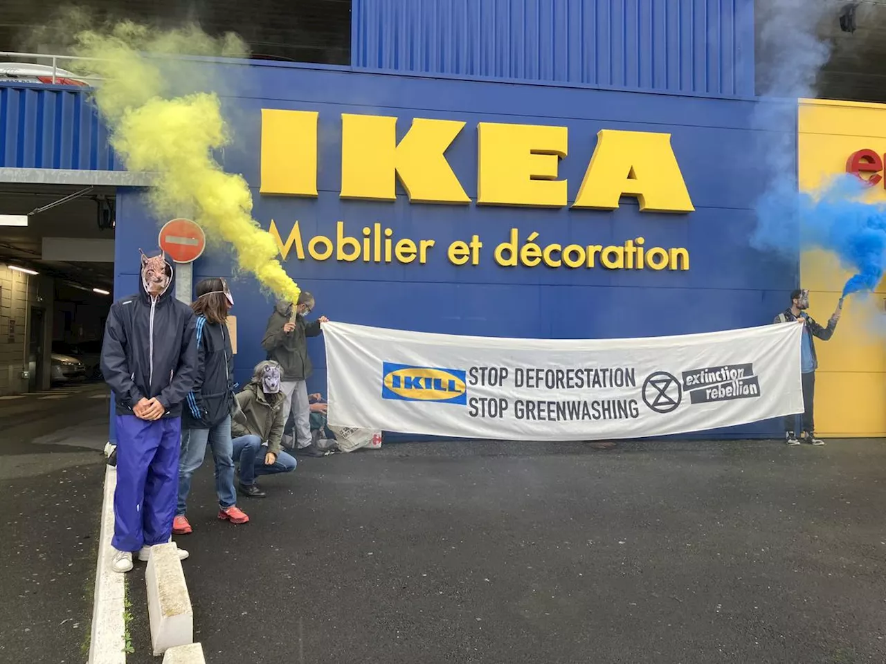 « Ikea tue un arbre toutes les 2 secondes » : à Bordeaux-Lac, des militants accusent l’enseigne de déforestation