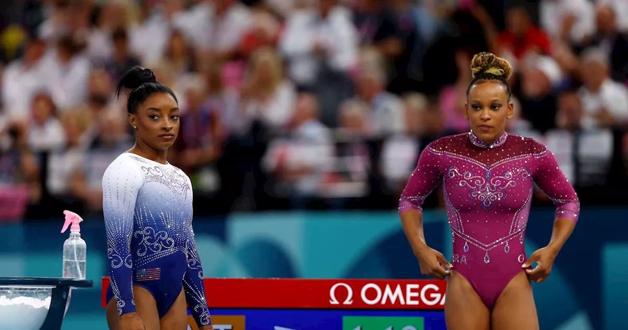 Simone Biles relembra disputa e exalta Rebeca Andrade em documentário: ‘Ela não é humana’