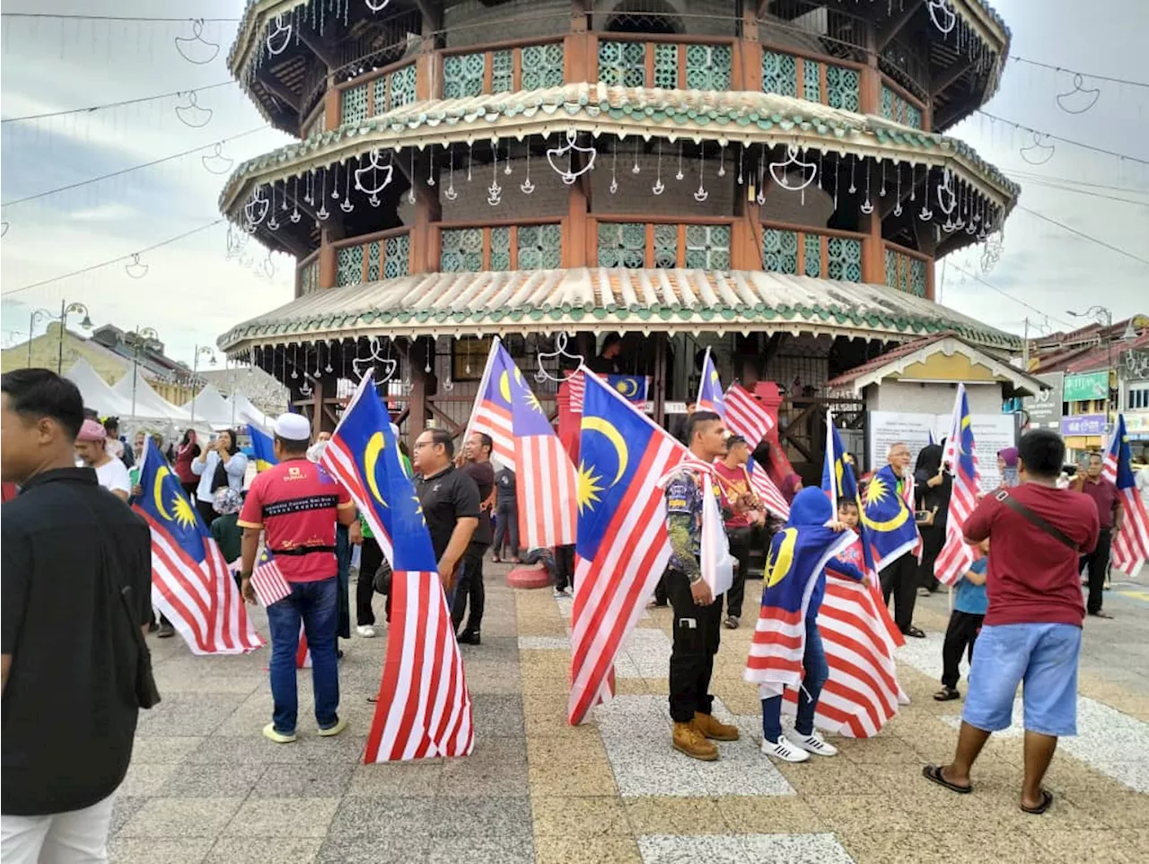 Lebih 300 berhimpun kibar Jalur Gemilang di Menara Condong