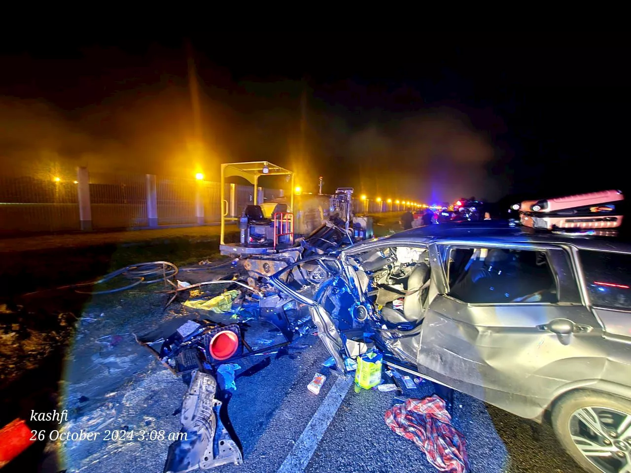 Suami isteri maut kereta langgar jentera pengorek tanah, anak cedera parah