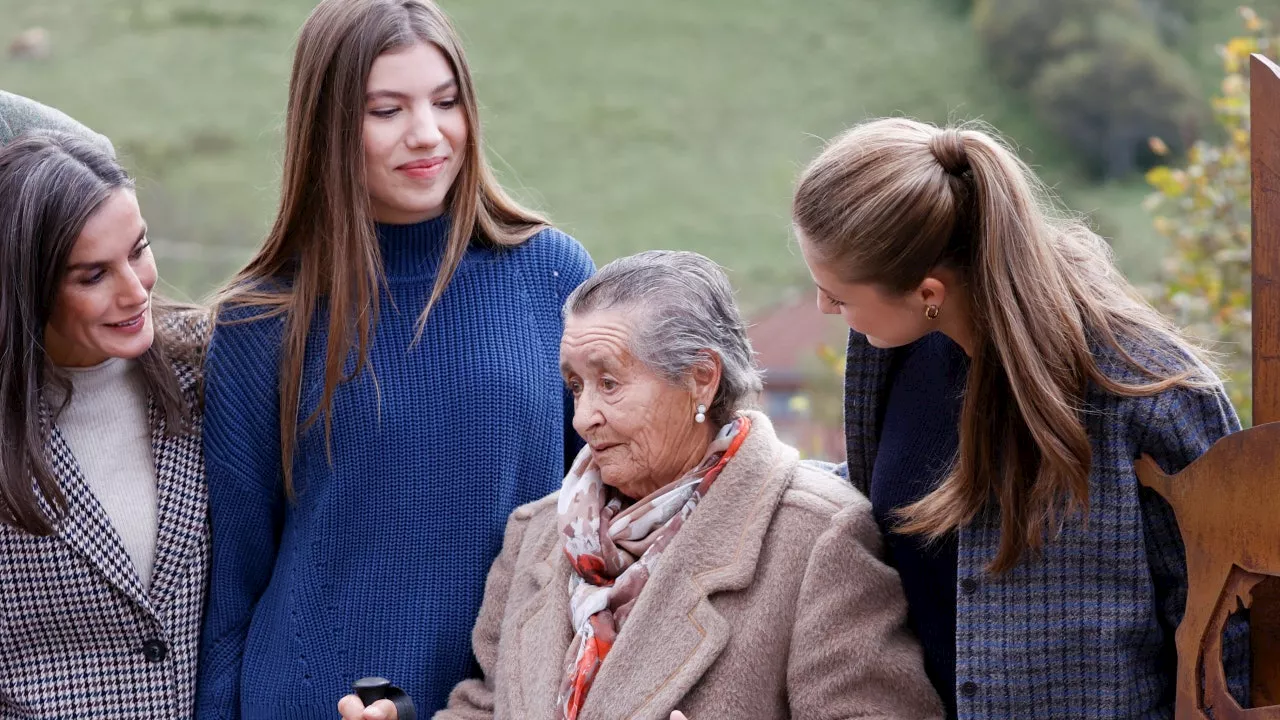 Autógrafos, vivas a los reyes y un cencerro: el baño de masas de Letizia, Felipe y sus hijas en Sotres