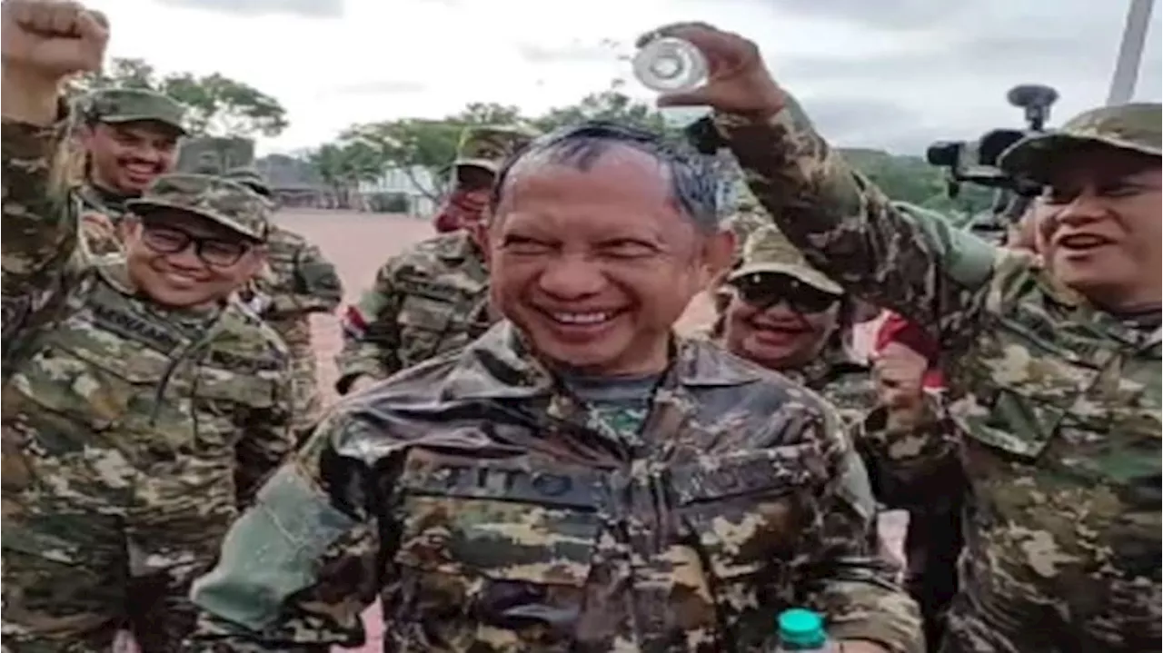 Mendagri Tito Karnavian Ulang Tahun, Diguyur Air Teman Kabinet hingga Basah Kuyup