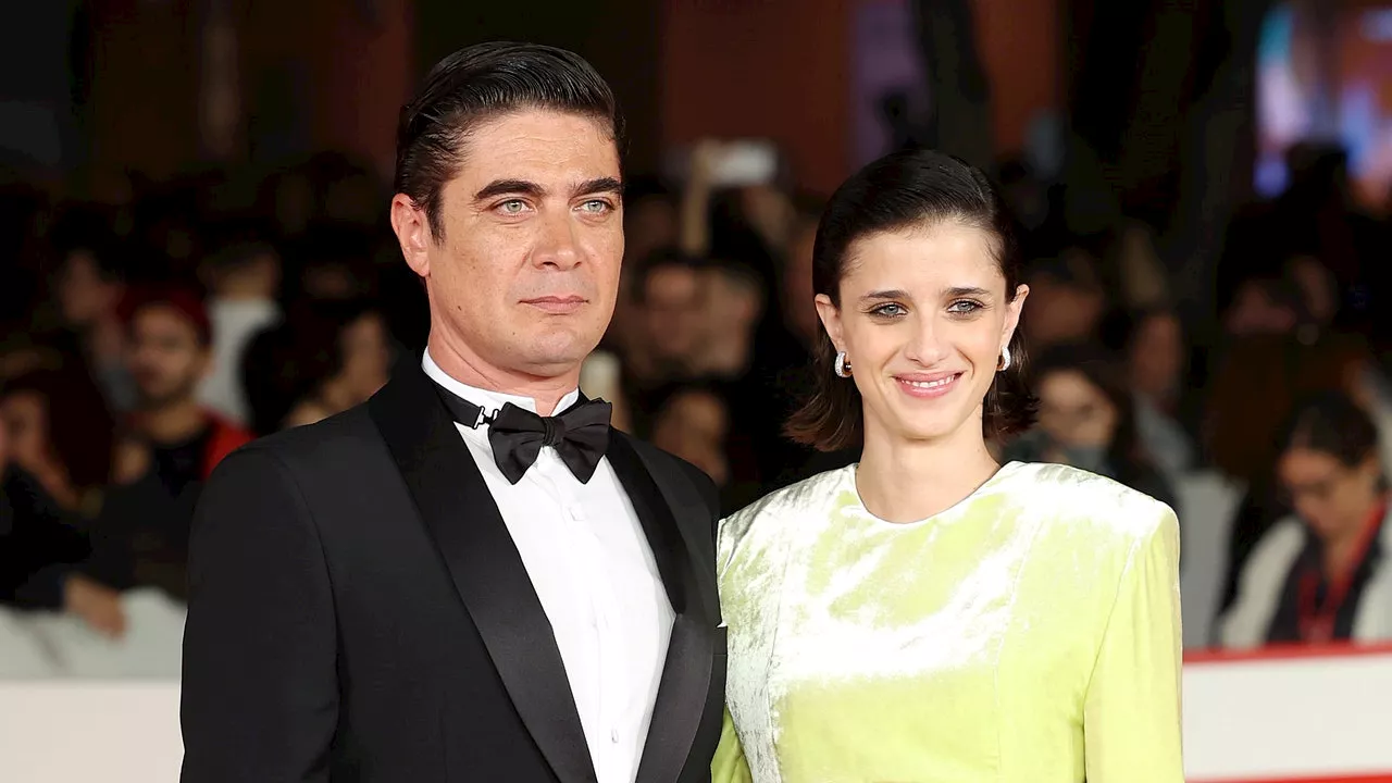 Benedetta Porcaroli e Riccardo Scamarcio alla Festa del Cinema di Roma 2024: il look di coppia è Prada