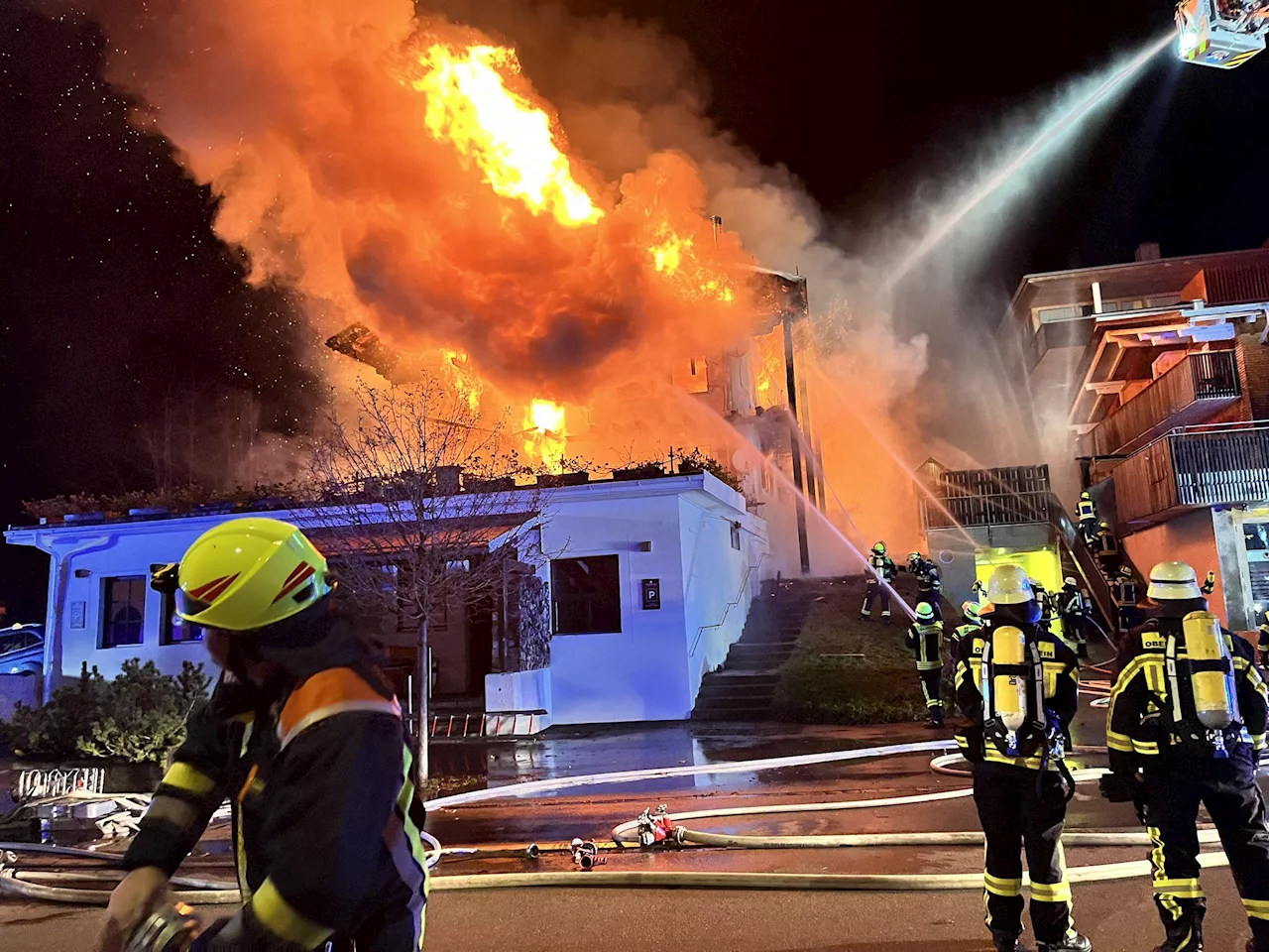 Gebäude in Vollbrand: Großeinsatz der Feuerwehren in Balderschwang