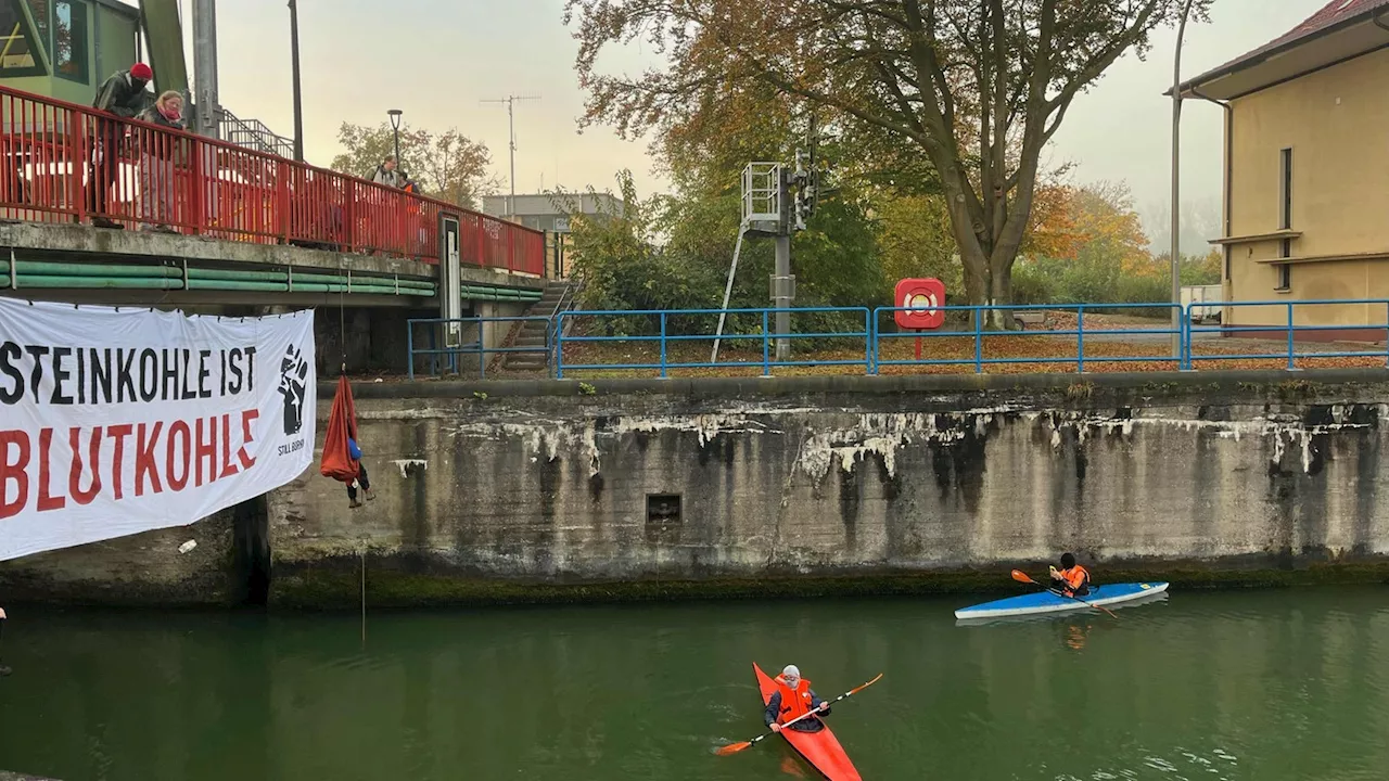 Klimaaktivisten blockieren Schleuse Flaesheim in Haltern