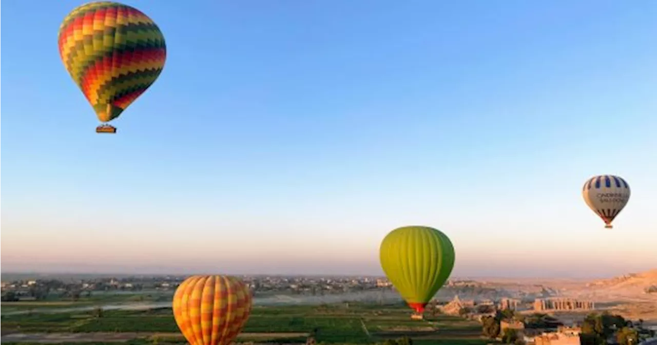 سماء الأقصر تشهد استمتاع 1650 سائحا من حول العالم على متن 70 رحلة بالون طائر.. صور