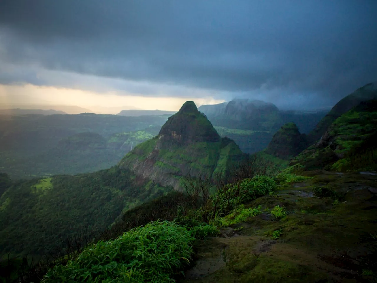 Maharashtra Weather News : महाराष्ट्राच्या हवामानात सुखद बदल, कुठे जाणवतोय गारठा, कुठे पावसाच्या ढगांचं सावट