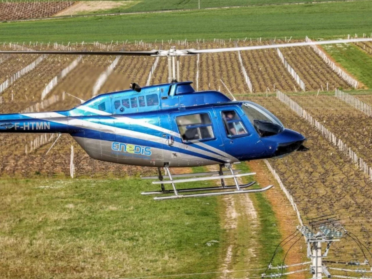 C’est quoi cet hélicoptère qui survole la Sarthe à basse altitude ?