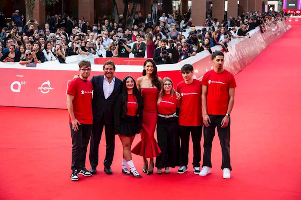 Alla Festa del Cinema Elodie con i ragazzi di Save The Children