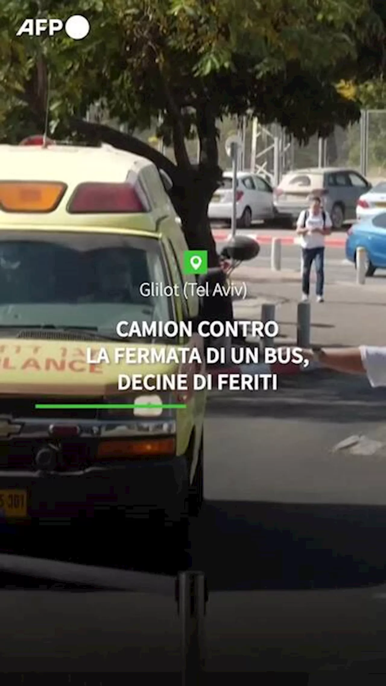 Camion contro passanti alla fermata di un bus a Tel Aviv, decine di feriti