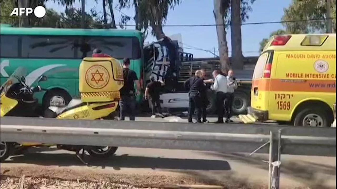 Camion contro passanti alla fermata di un bus a Tel Aviv, oltre 40 feriti