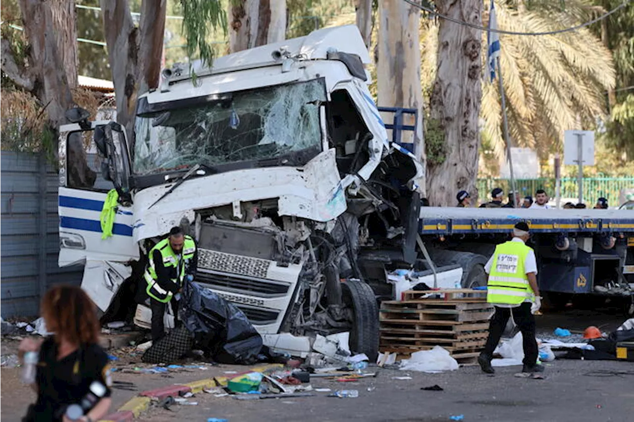 Terrore a Tel Aviv, un tir piomba su una fermata del bus