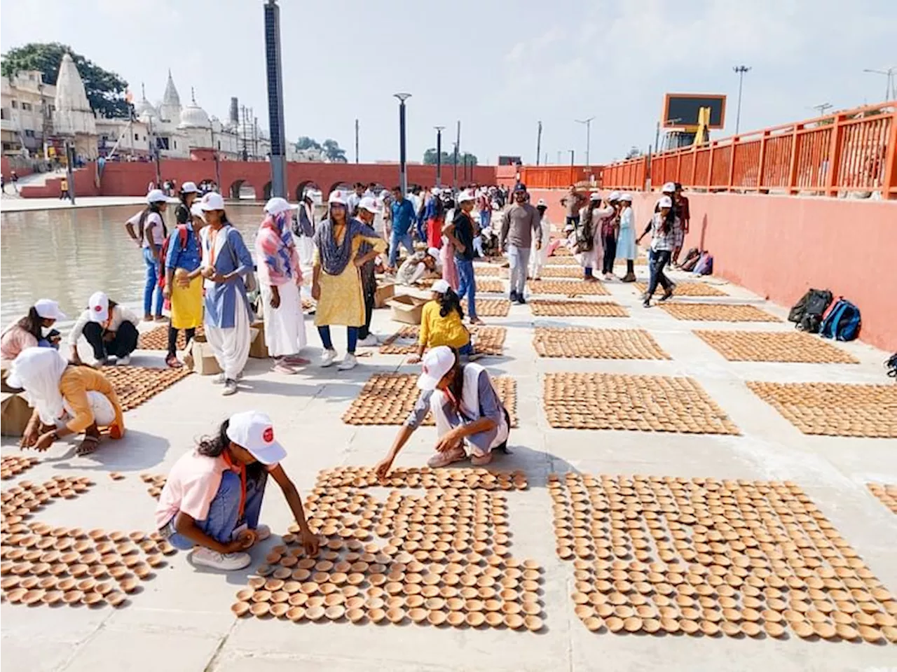 अयोध्या में दीपोत्सव: पहले दिन 55 घाटों पर बिछाए गए छह लाख दिए, कल तक बिछ जाने हैं 28 लाख दीपक