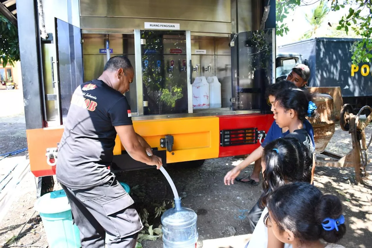 BKO Polda NTT beri bantuan air bersih siap konsumsi kepada warga