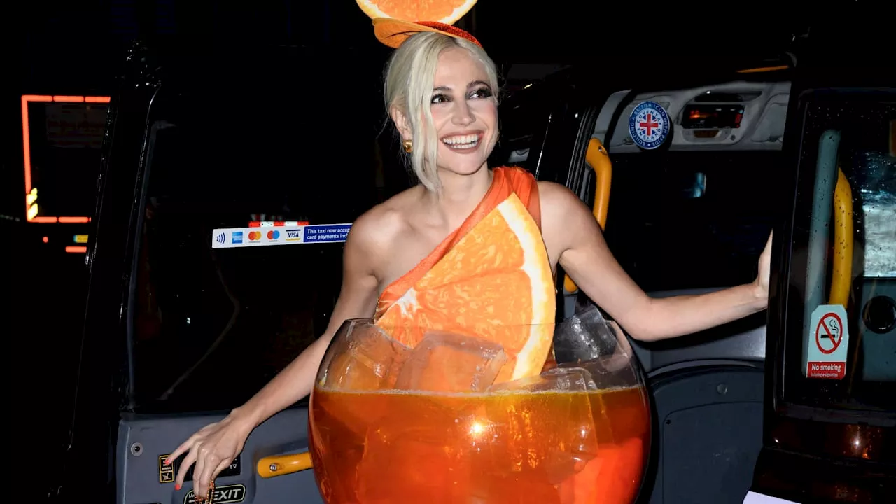 Halloween-Kostüm: Pixie Lott verkleidet sich als Aperol Spritz