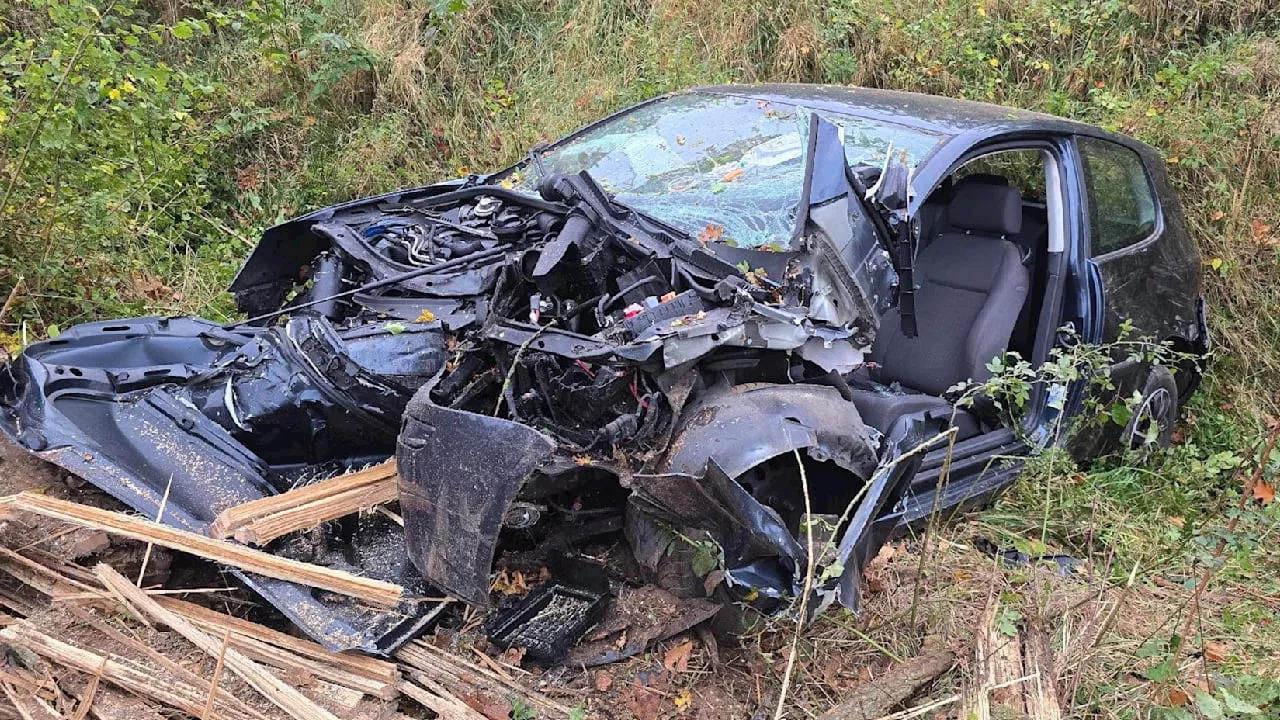 Spektakulärer Unfall auf B68: Autofahrer (20) kracht gegen Baum