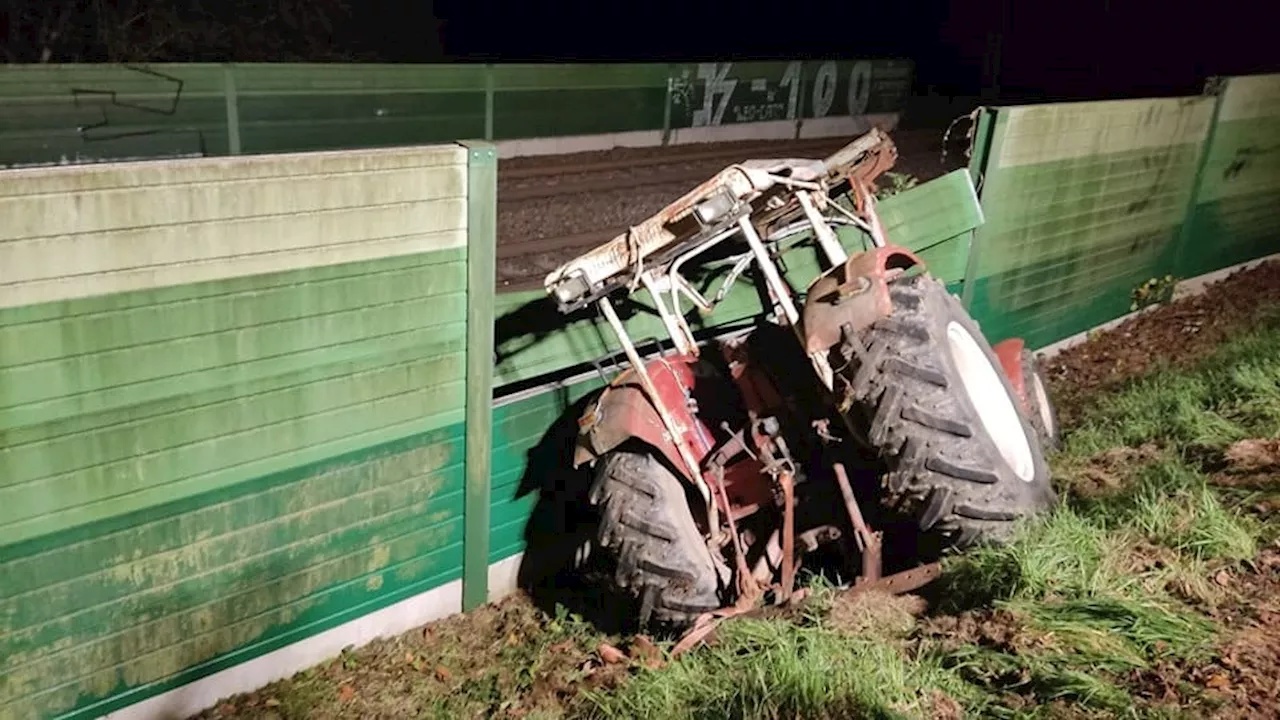 Unfall in Baden-Württemberg: Traktor kracht durch Lärmschutzwand