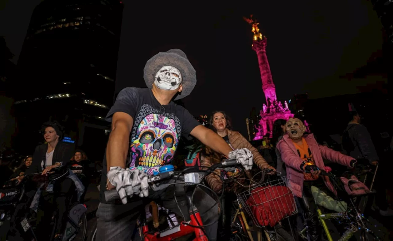 Payasos terroríficos, calaveras y hasta Batman participan en el Paseo Nocturno por Día de Muertos; las mascotas también están presentes