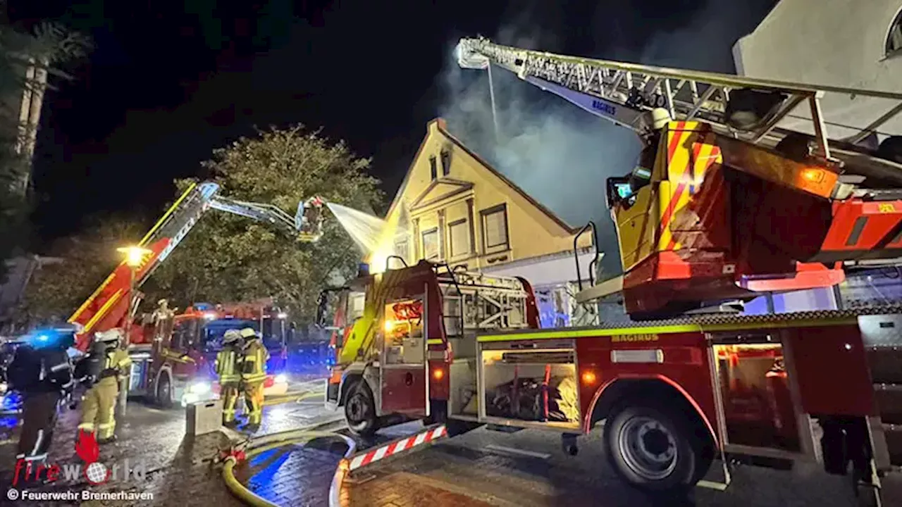 D: Zwei Drehleitern bei Dachstuhlbrand in ehemaligem Wohn- und Geschäftsgebäude in Bremerhaven eingesetzt