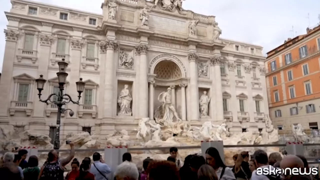 Fontana di Trevi in restauro, passerella e numero chiuso per i turisti a Roma