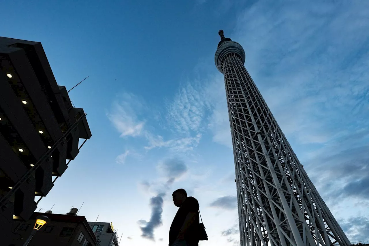 Au sommet de la Tokyo SkyTree, à plus de 600 mètres d’altitude, un chasseur de foudre