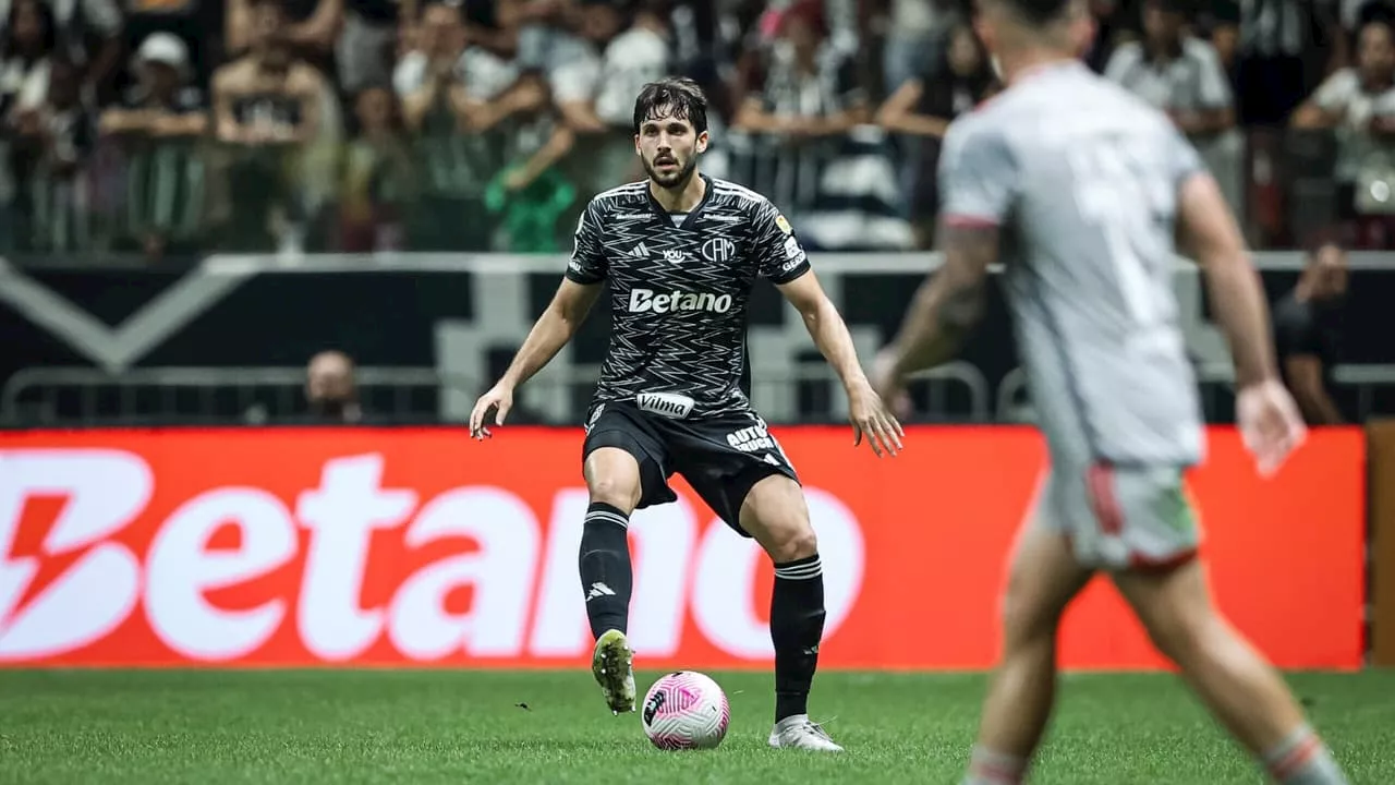 Zagueiro do Atlético-MG lamenta gramado ensopado