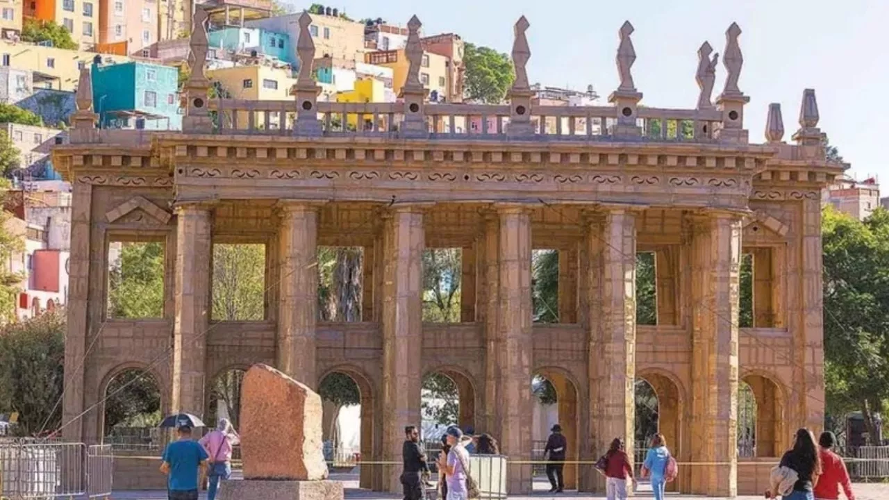 Sin grúas y sin máquinas, artista francés construye Teatro Juárez de cartón